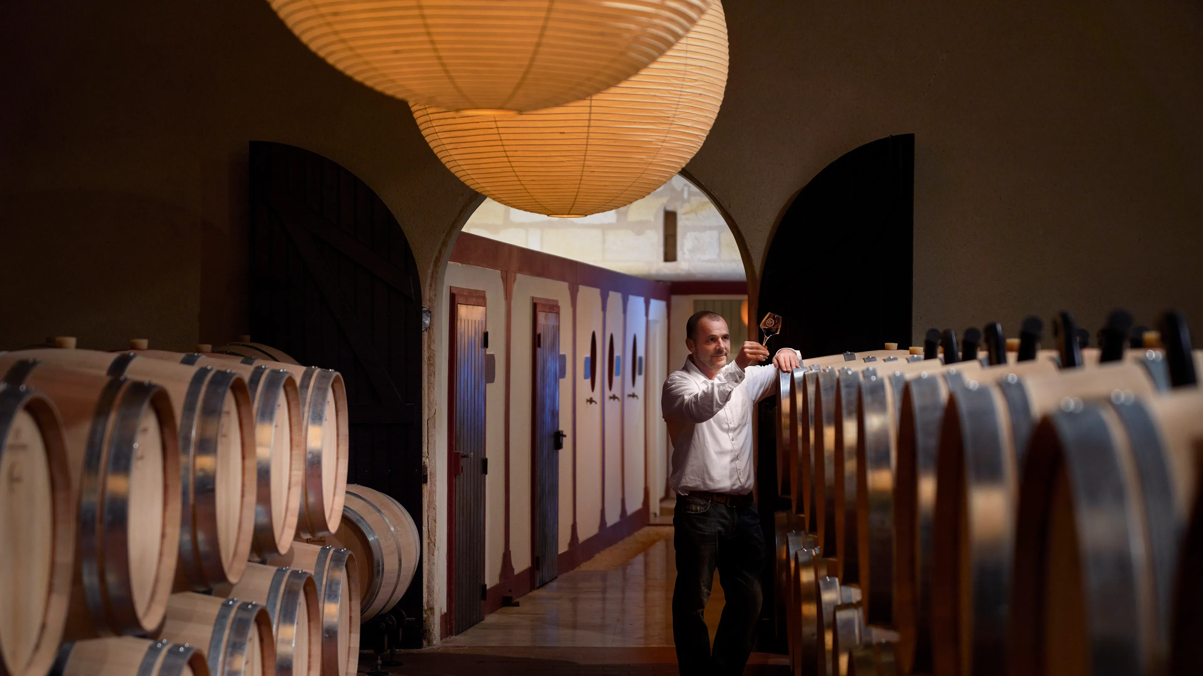 品鉴一瓶我们卓越的Plaisance酒庄圣埃美隆特级园红酒，搭配精选的手工奶酪、乡村面包和熟食拼盘。这次品酒体验体现了我们家族自1881年以来对酿造顶级波尔多葡萄酒的传承与热情。