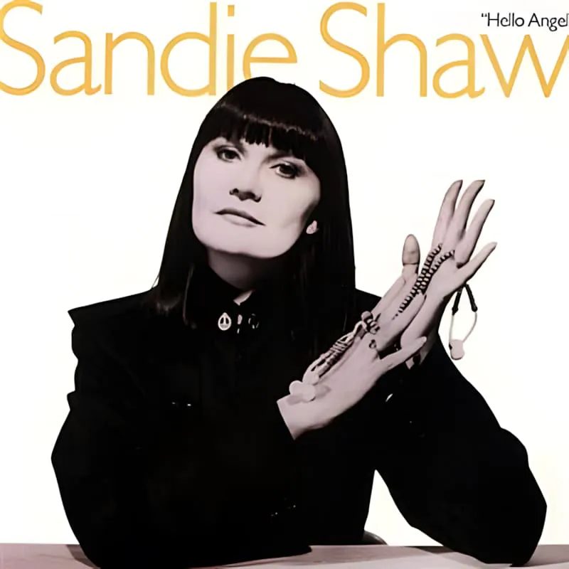 Ein Schwarz-Weiß-Foto der englischen Popsängerin Sandie Shaw, mit ihrem Namen in einer stilisierten Schriftart über ihr geschrieben.