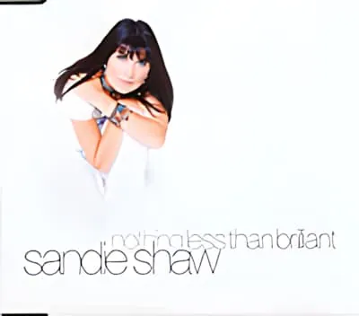Ein Albumcover zeigt ein zeitgenössisches Porträt von Sandie Shaw in Weiß, mit ihrem Namen und „die wichtigste Sammlung
