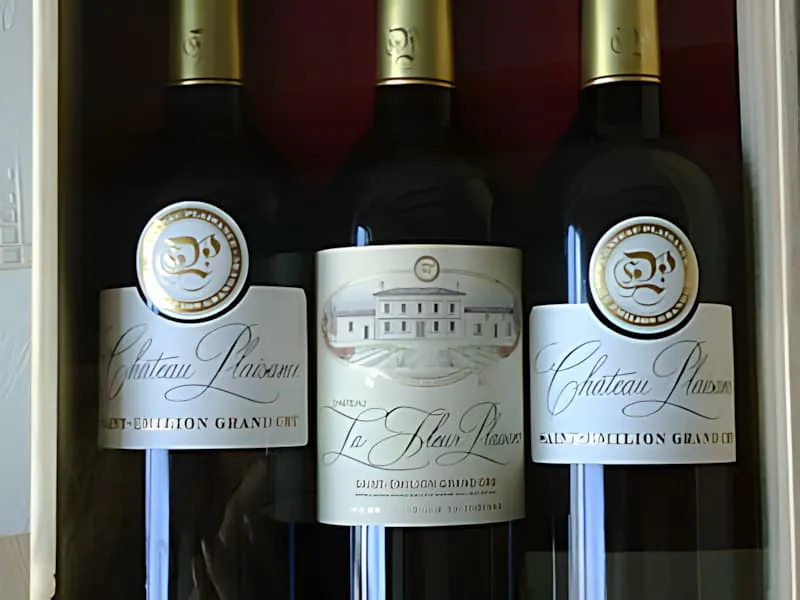 三瓶深色酒瓶带有白金色标签,显示「Château Plaisance Saint-Émilion Grand Cru」品牌。